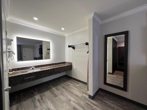 Cloud 9 Inn LAX image 27